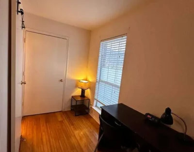 Cozy room and attached bath 03